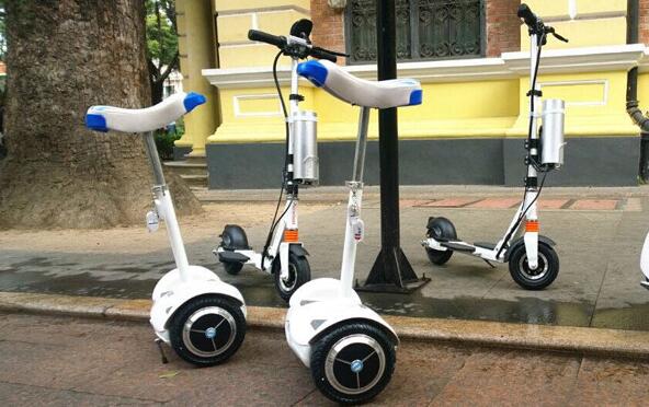 Este es el primer ejemplo a lo largo de toda la historia de inteligente scooter de auto-equilibrio.