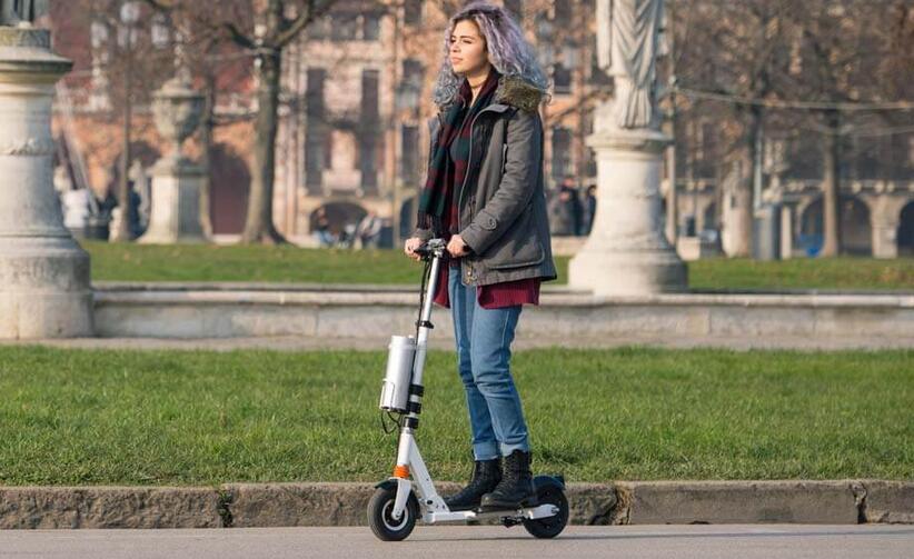 Con respecto a la batería, el material y el diseño, Airwheel inteligentes scooters auto-equilibrio son mejores.