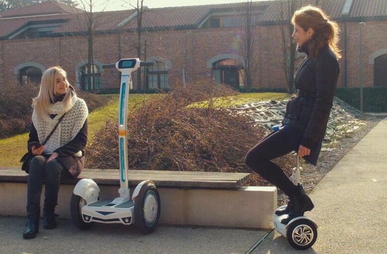  Airwheel Tecnología tiene como objetivo llevar el 2 ruedas auto-equilibrio S6 scooter para más hogares y facilitar la vida diaria.