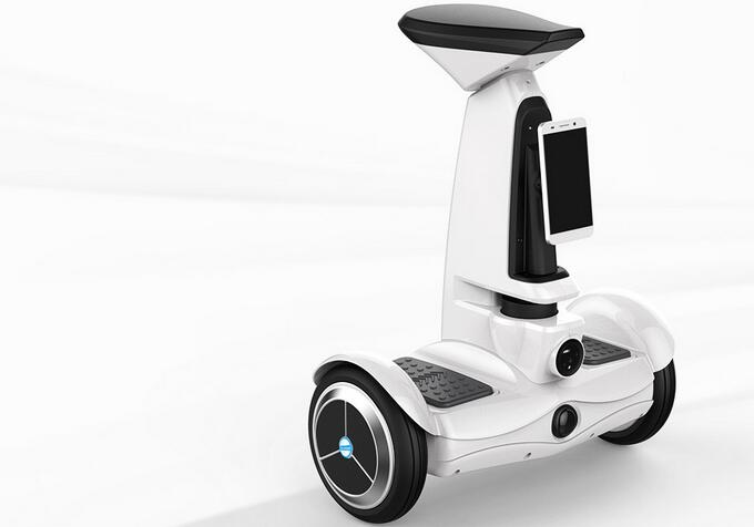  A través de años de desarrollo y esfuerzos, Airwheel desarrolló su primer vehículo AI, es decir, el robot S9 de inteligencia artificial, que fue presentado en el CeBIT 2016.