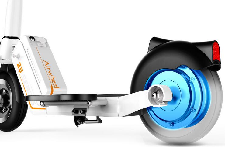 Airwheel Z5 es pequeño, por lo que el ciclista puede montarlo en el pavimento. Así los usuarios pueden viajar junto con los peatones.