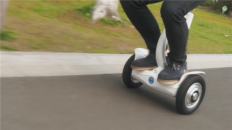 Esto puede decir que Airwheel nuevos productos de scooters eléctricos autobalanceados están ganando a muchas personas.