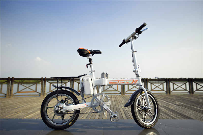 La gente no se siente agotada después de montar un viaje de largo plazo con Airwheel scooter eléctrico auto-equilibrio.