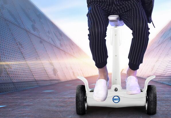 Todo lo que tienen es la paz interior. Vamos a montar en Airwheel S8 scooter de energía inteligente para llevar un nuevo estilo de vida.
