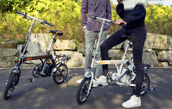 Airwheel R3 plegable bicicleta eléctrica de ciudad le mantiene lejos de la mediocridad.