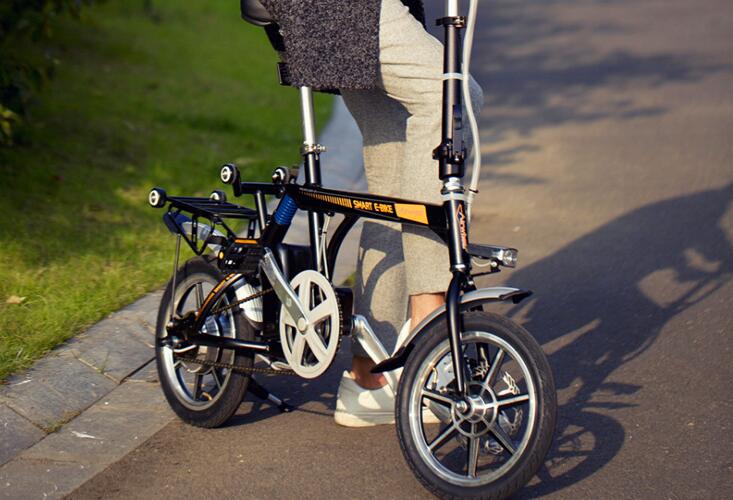 Airwheel R3 ofrece tres modos de andar en bicicleta, incluyendo el modo de musculación, el modo eléctrico y el modo de asistencia eléctrica. 